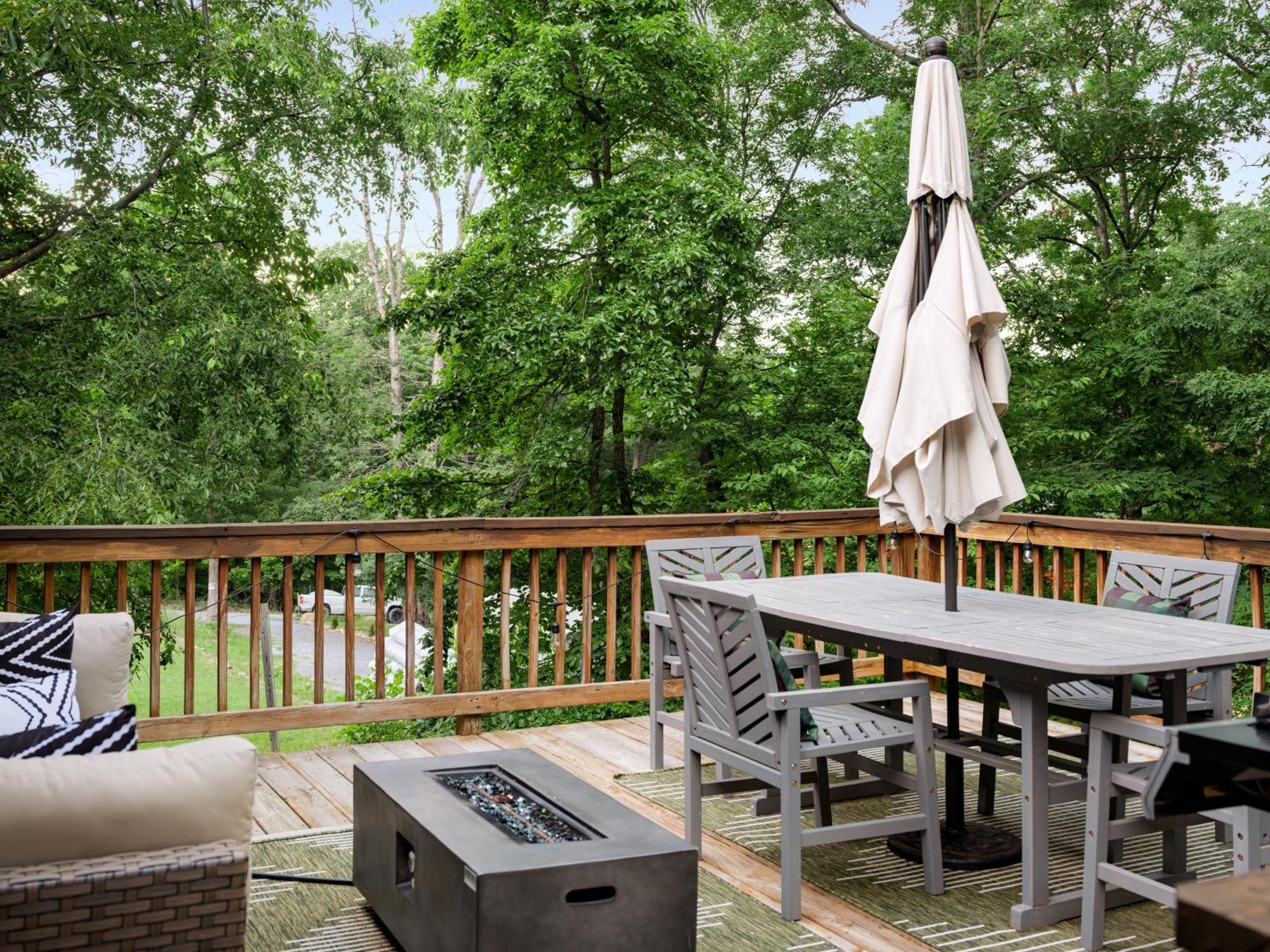 Dog Friendly With River Access, Hot Tub, Fire Pit, Bbq, Outdoor Dining Holiday home *