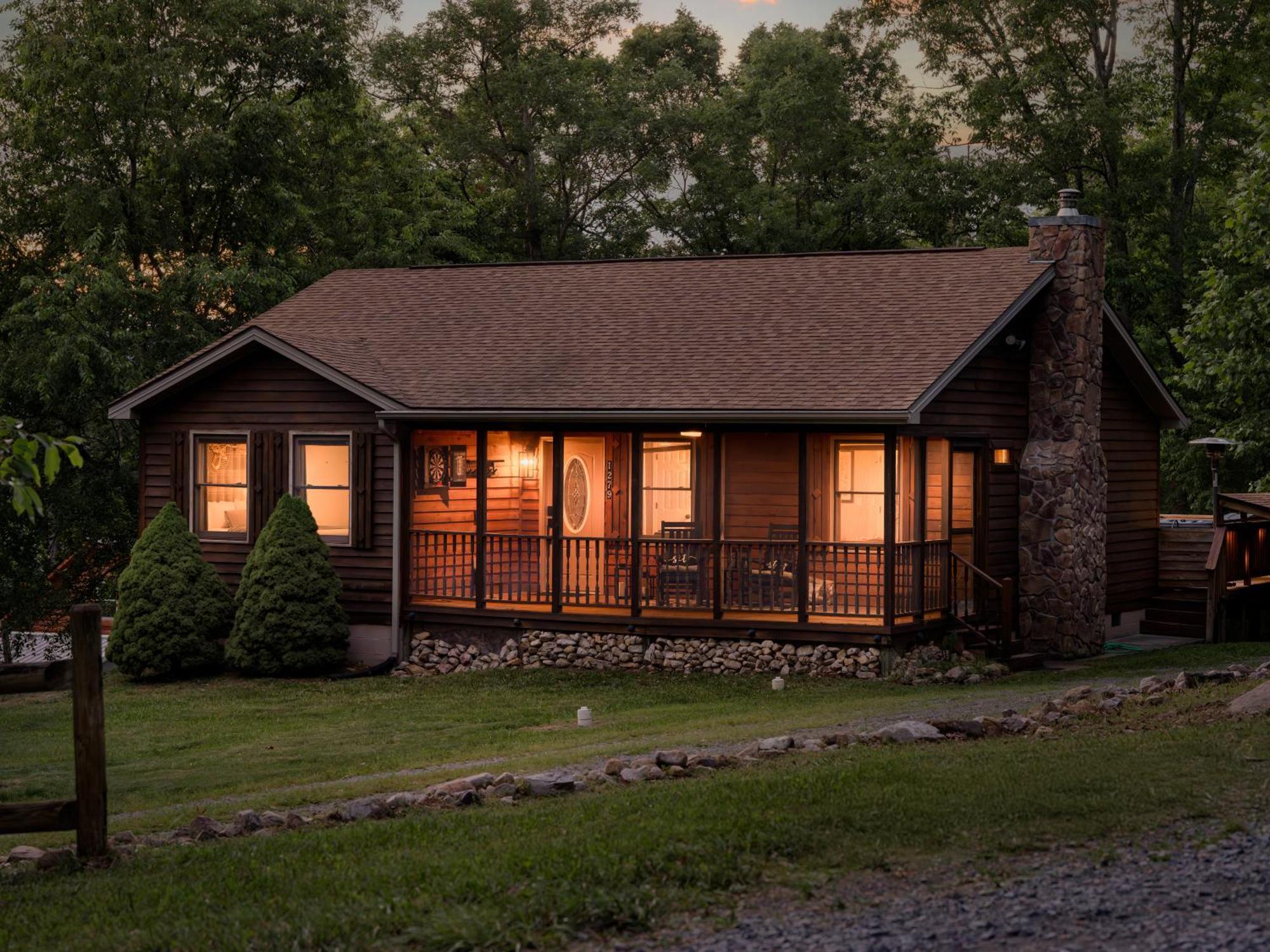 Dog Friendly With River Access, Hot Tub, Fire Pit, Bbq, Outdoor Dining *